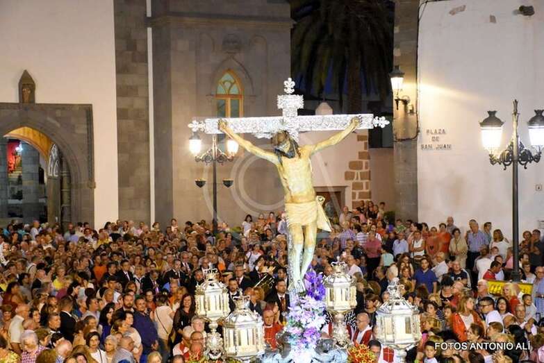 La talla del Cristo de Telde, a los pocos minutos de salir del templo (Foto Antonio Alí)